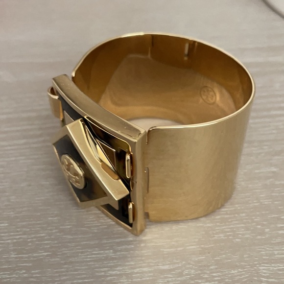 Tory Burch Tortoise shell and gold emblem cuff - Picture 4 of 16